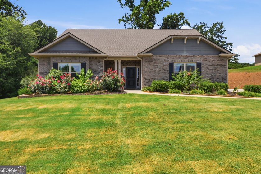 Newer construction, 3 private acres, and over 2,800 square feet - photo 2