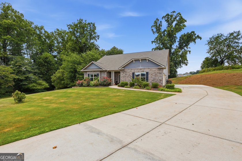 Newer construction, 3 private acres, and over 2,800 square feet - photo 7