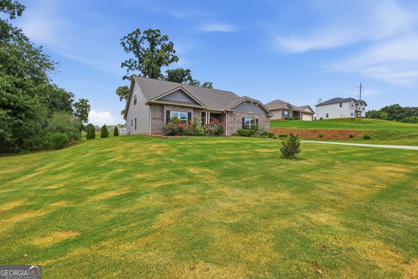 Newer construction, 3 private acres, and over 2,800 square feet - photo 9