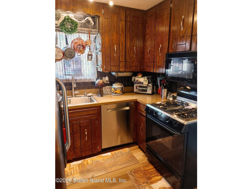 BEAUTIFUL 3 BEDROOM COLONIAL, NEW CENTRAL AIR, NEW BATHS, NEW - photo 3
