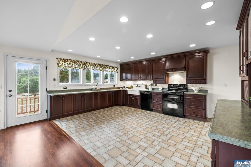 Beautiful Home in Diamond Point! Take in the gorgeous views in - photo 11