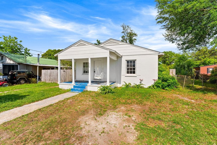 Updated &amp; Move-In Ready! This remodeled 3-bedroom, 1.5-bath home - photo 2
