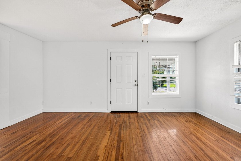 Updated &amp; Move-In Ready! This remodeled 3-bedroom, 1.5-bath home - photo 5