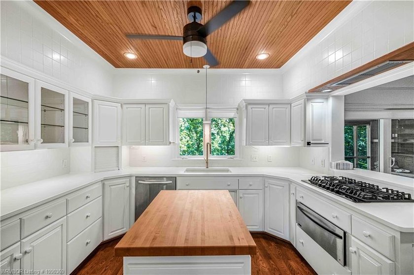 Welcome to this traditional home in Fianna Hills featuring two - photo 11