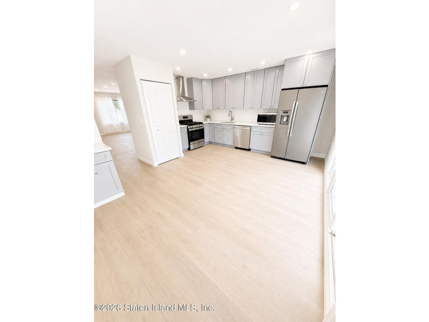 Welcome to 114 Redwood Loop, Staten Island, NY 10309. A - photo 7