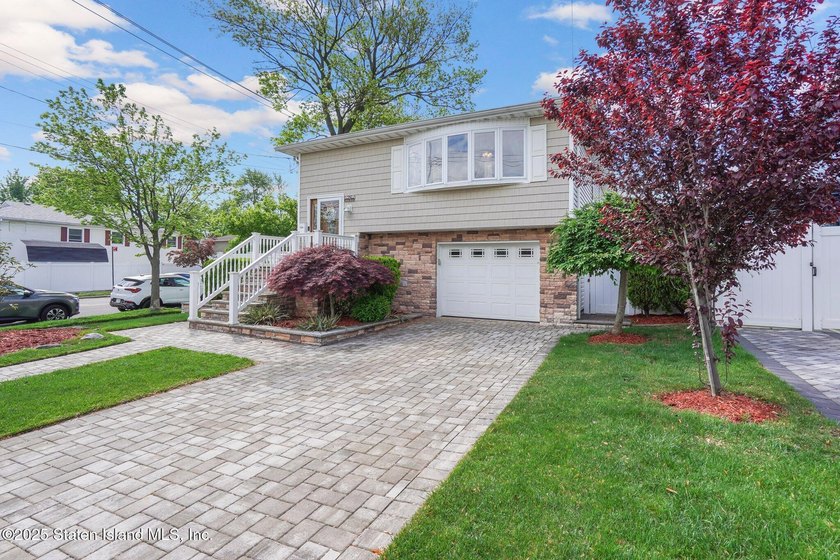 Welcome to this move-in ready gem nestled on a spacious corner - photo 3