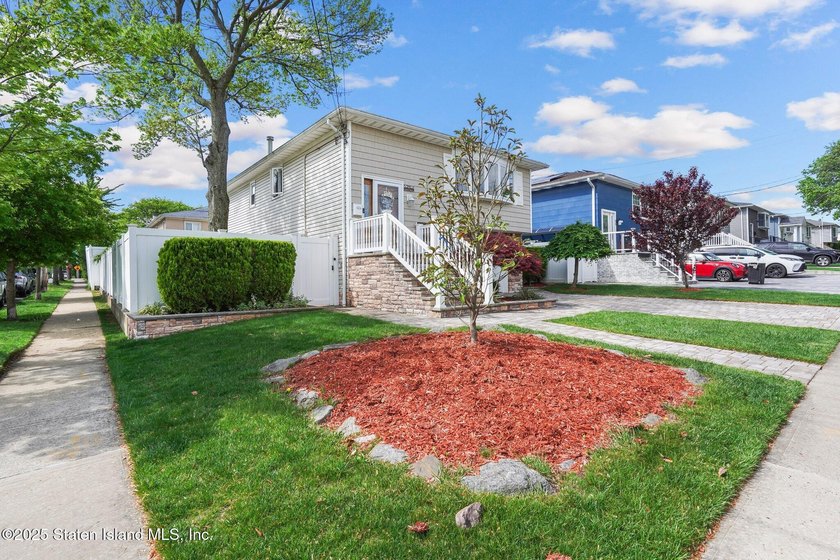 Welcome to this move-in ready gem nestled on a spacious corner - photo 4