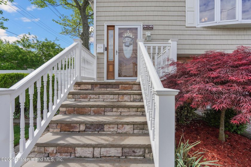 Welcome to this move-in ready gem nestled on a spacious corner - photo 5