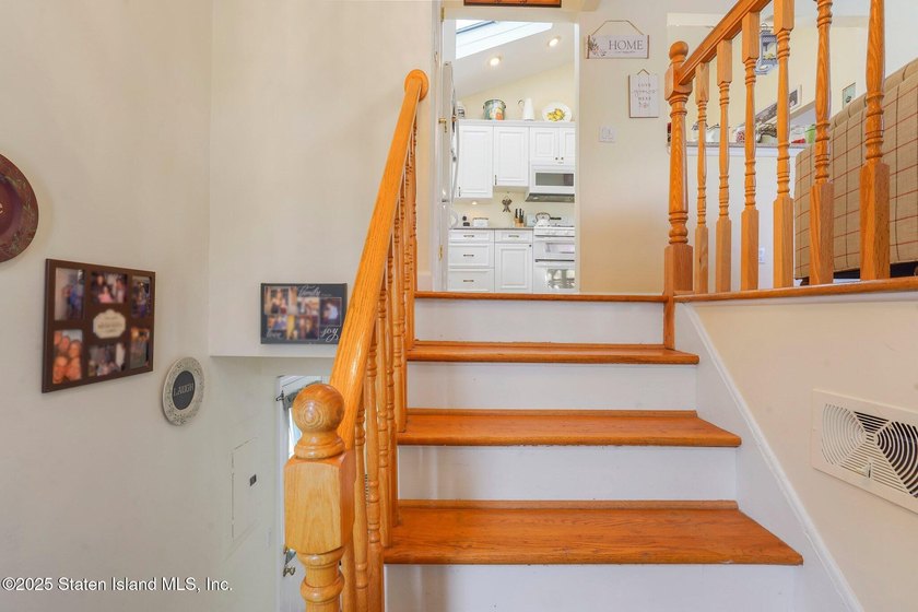 Welcome to this move-in ready gem nestled on a spacious corner - photo 6