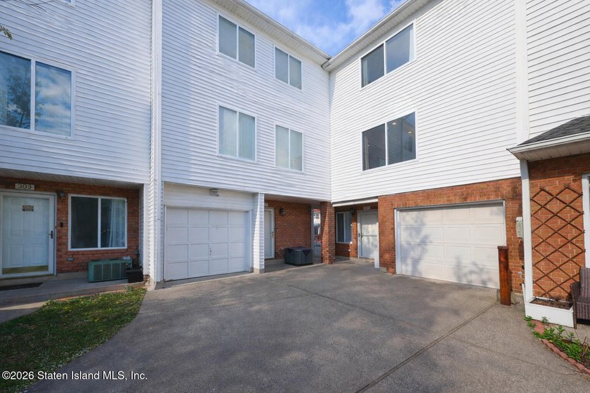 Excellent condition 4 Bedroom 2 bath End unit townhouse. Level - photo 2