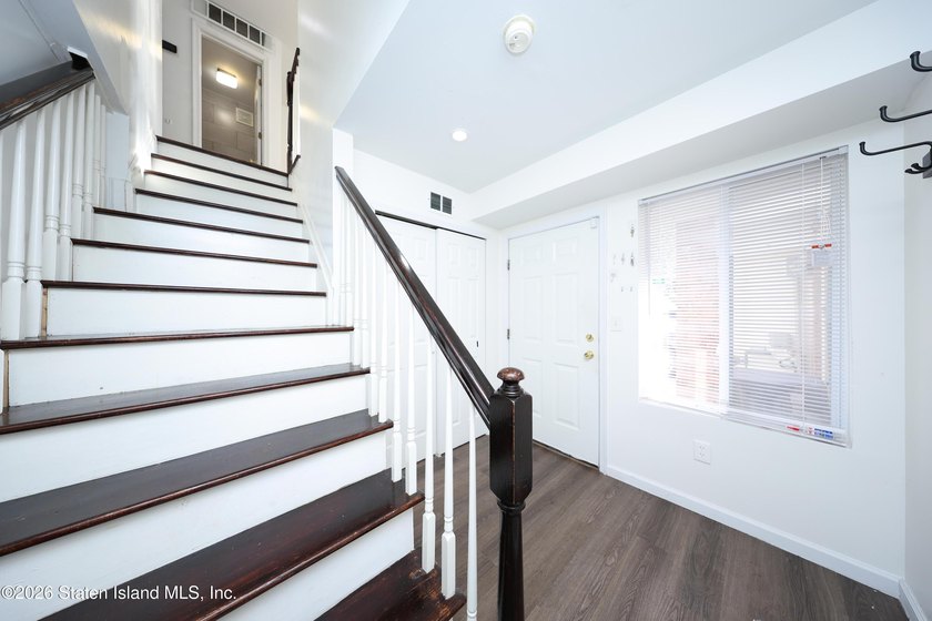 Excellent condition 4 Bedroom 2 bath End unit townhouse. Level - photo 4