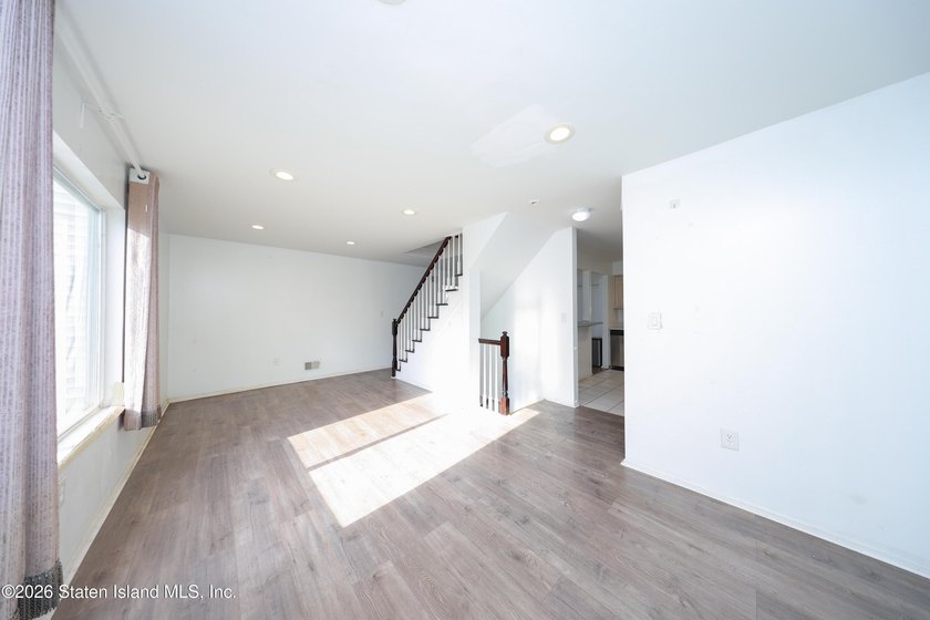 Excellent condition 4 Bedroom 2 bath End unit townhouse. Level - photo 7