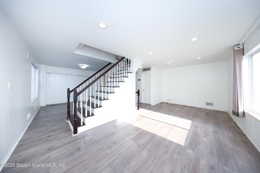 Excellent condition 4 Bedroom 2 bath End unit townhouse. Level - photo 8