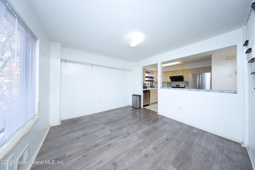 Excellent condition 4 Bedroom 2 bath End unit townhouse. Level - photo 9