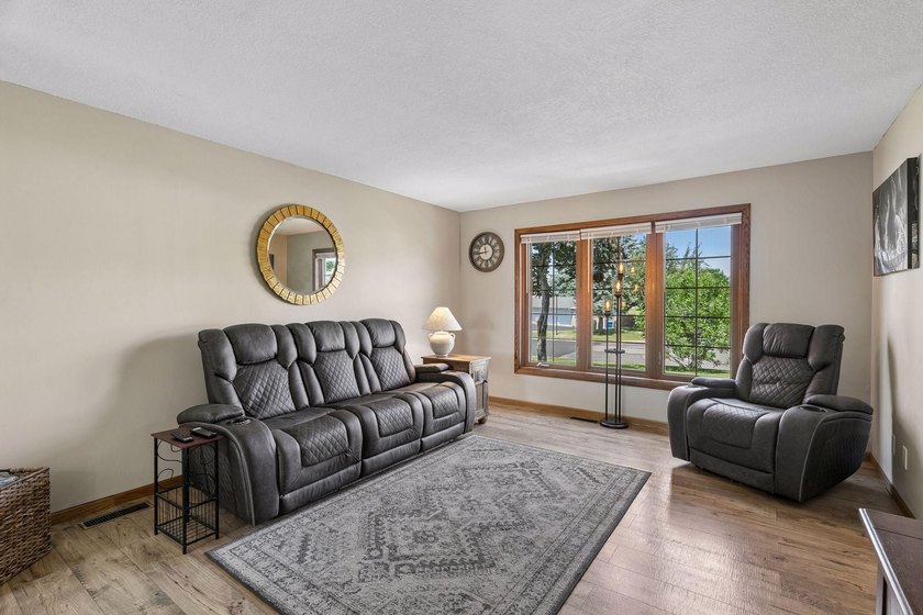 Pond Views. Thoughtful Updates. An Incredible Apple Valley - photo 11