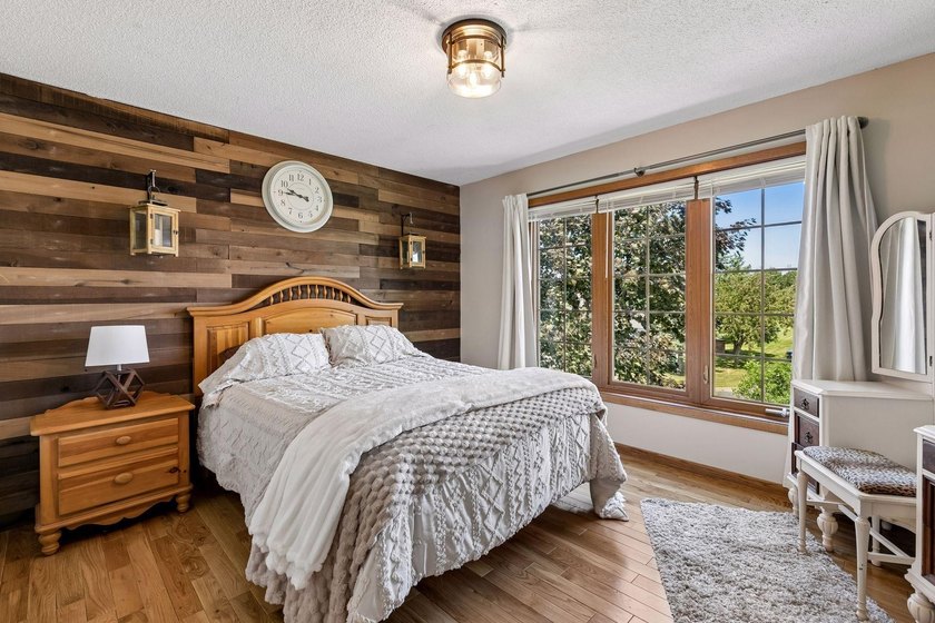 Pond Views. Thoughtful Updates. An Incredible Apple Valley - photo 24