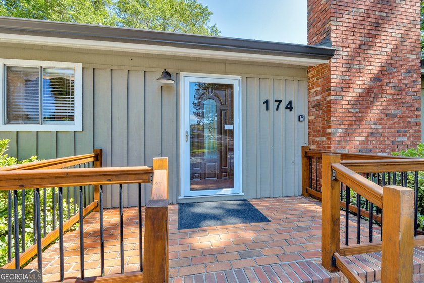 Welcome to beautiful Lake Hartwell. This remodeled lakefront - photo 2