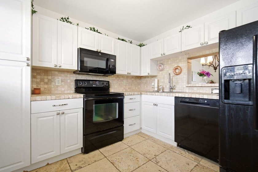 Beautifully maintained 2nd-floor 1-bedroom, 1.5-bath condo with - photo 5