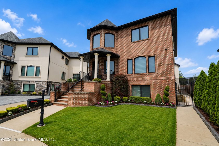 Welcome to 37 Torrice Loop - 2 Family Detach Home with a 1 - photo 3
