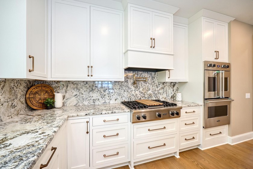 Experience Lake Minnetonka luxury in this like-new end-unit - photo 13