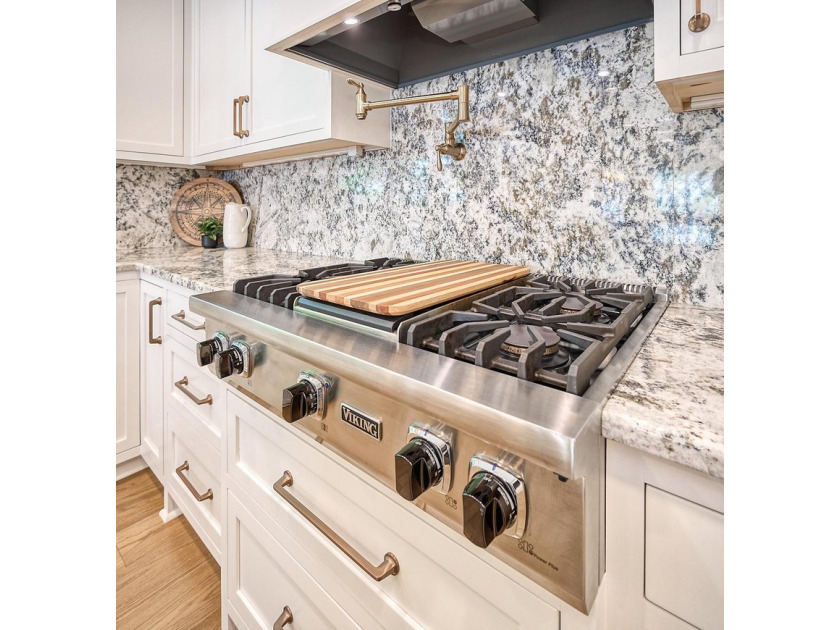 Experience Lake Minnetonka luxury in this like-new end-unit - photo 14