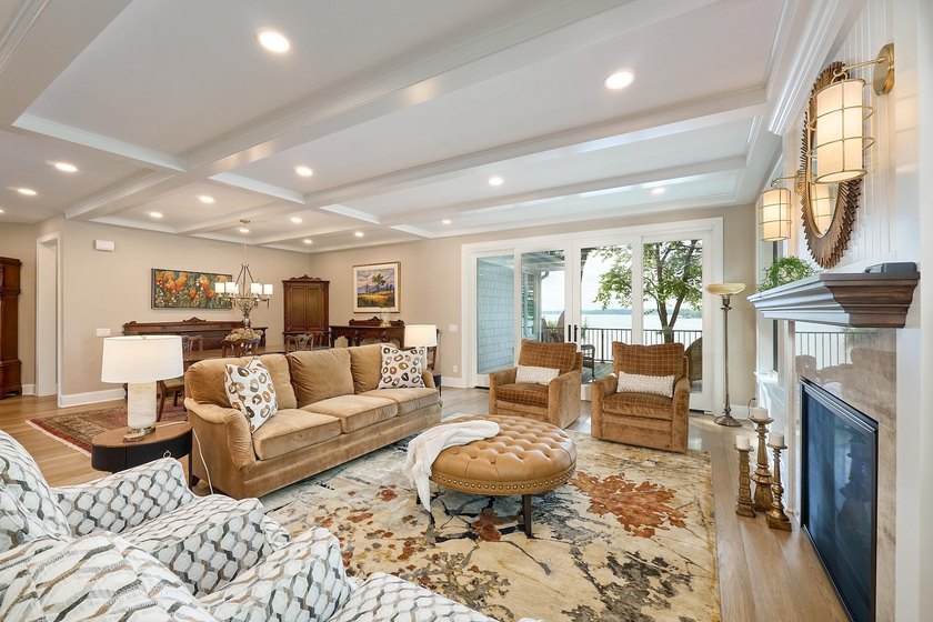 Experience Lake Minnetonka luxury in this like-new end-unit - photo 24