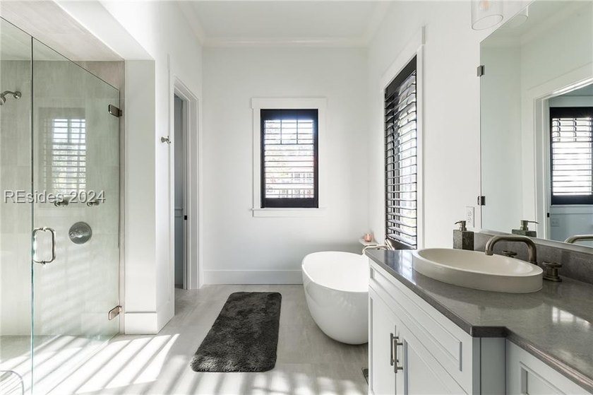 Delight in the welcoming luxury of this four-bedroom - photo 15