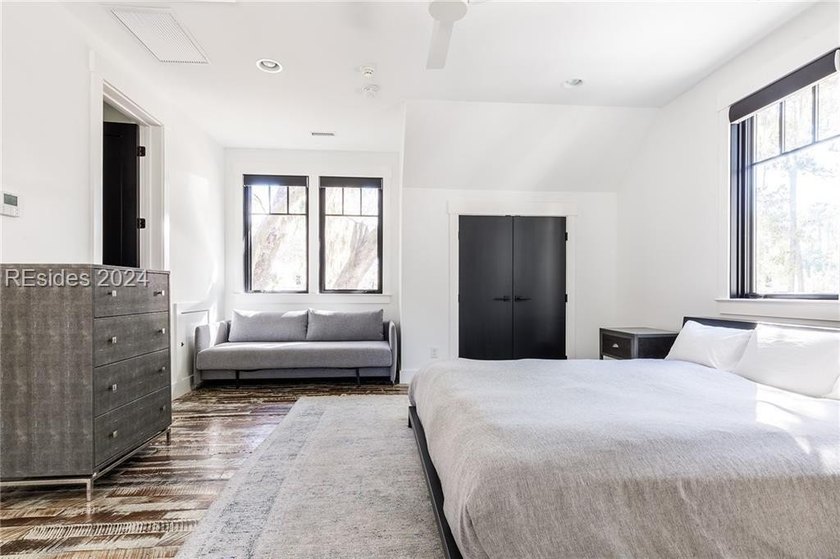 Delight in the welcoming luxury of this four-bedroom - photo 22