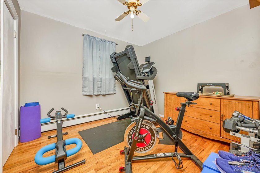 Charming, well maintained 3 bedroom ranch home situated midblock - photo 9