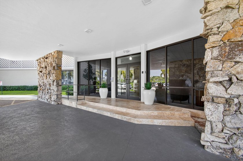 Welcome to 336 Golfview Road, Unit 905, a highly desirable - photo 6