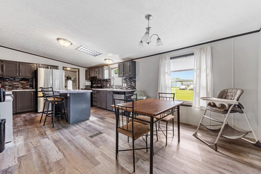 Spacious Living in Avalon Park! ?? This clean, move-in-ready - photo 7