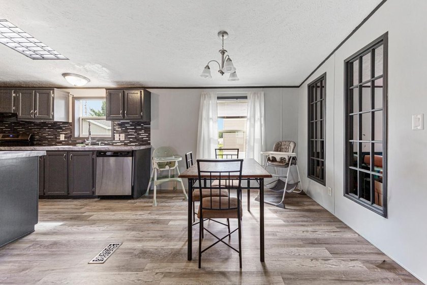 Spacious Living in Avalon Park! ?? This clean, move-in-ready - photo 8