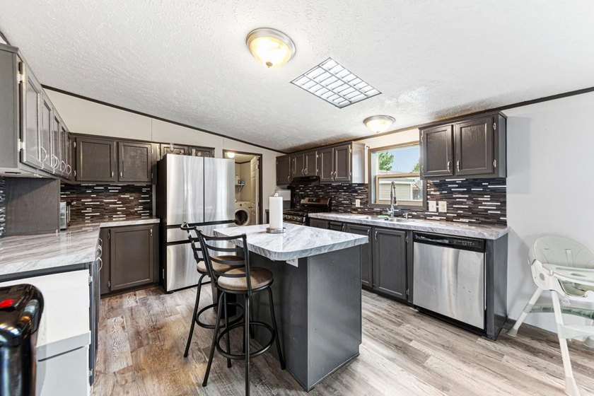 Spacious Living in Avalon Park! ?? This clean, move-in-ready - photo 10