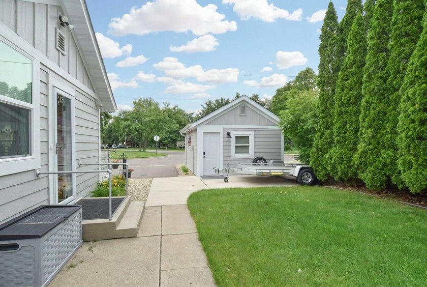 Welcome to lake life at its finest! Nestled on an exceptional 80 - photo 3