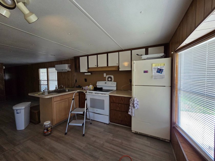 This 2 bed 1 bath home is located in Orangewood Lakes MHC a 55+ - photo 3
