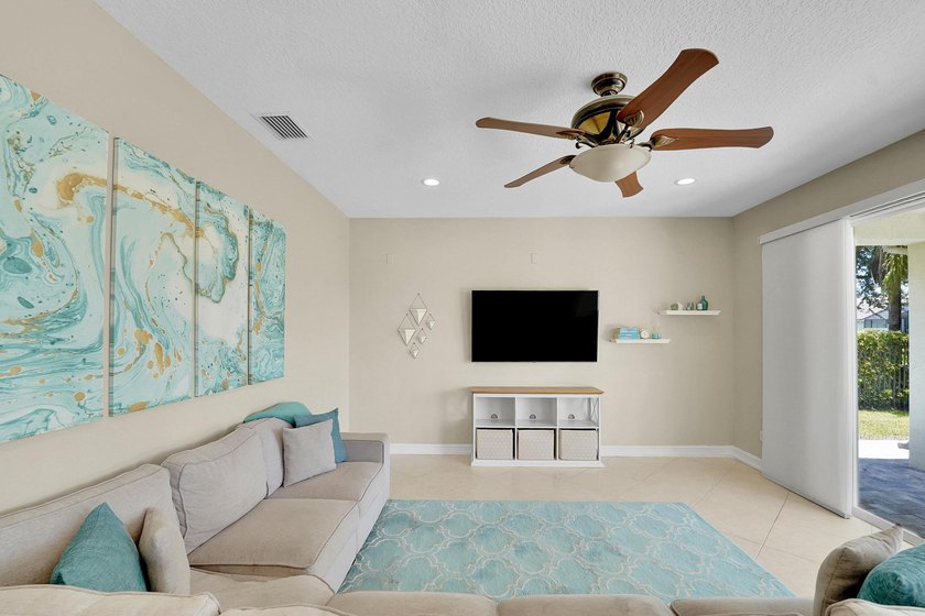 This beautifully maintained 4-bedroom, 2.5-bathroom home - photo 11