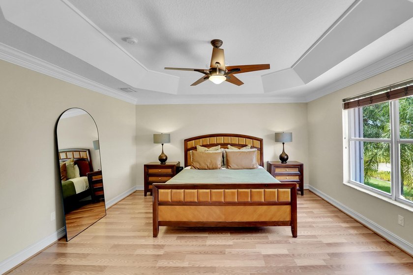 This beautifully maintained 4-bedroom, 2.5-bathroom home - photo 12