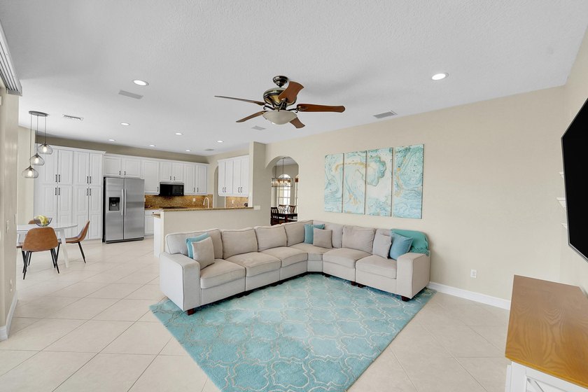 This beautifully maintained 4-bedroom, 2.5-bathroom home - photo 13