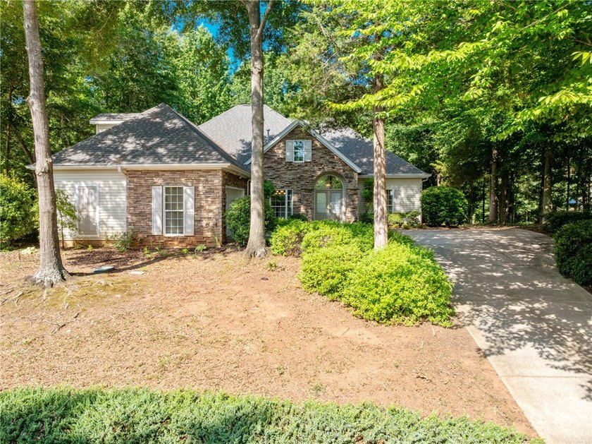 Welcome home to 108 Winterbrook Circle in the desirable Stone - photo 3