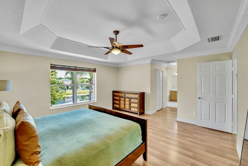 This beautifully maintained 4-bedroom, 2.5-bathroom home - photo 14