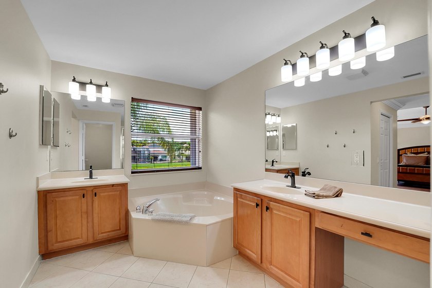 This beautifully maintained 4-bedroom, 2.5-bathroom home - photo 16