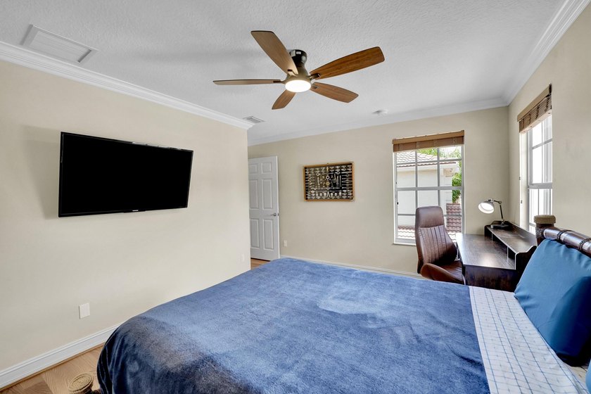 This beautifully maintained 4-bedroom, 2.5-bathroom home - photo 17