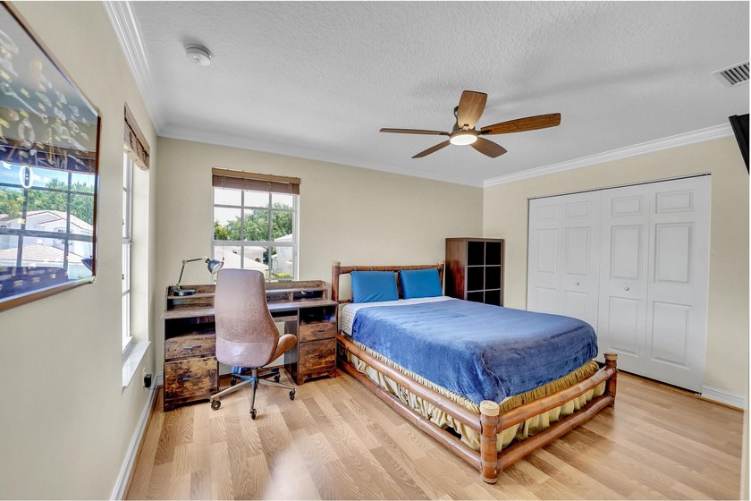 This beautifully maintained 4-bedroom, 2.5-bathroom home - photo 18