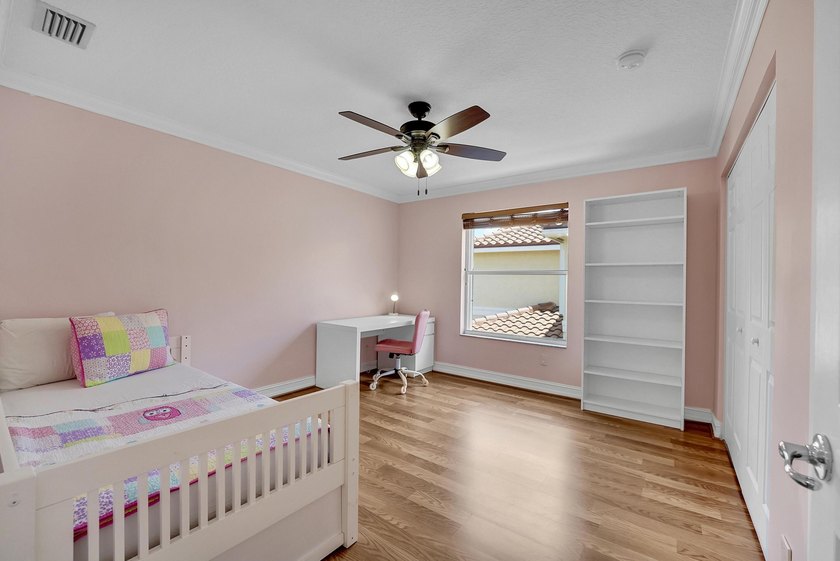 This beautifully maintained 4-bedroom, 2.5-bathroom home - photo 19