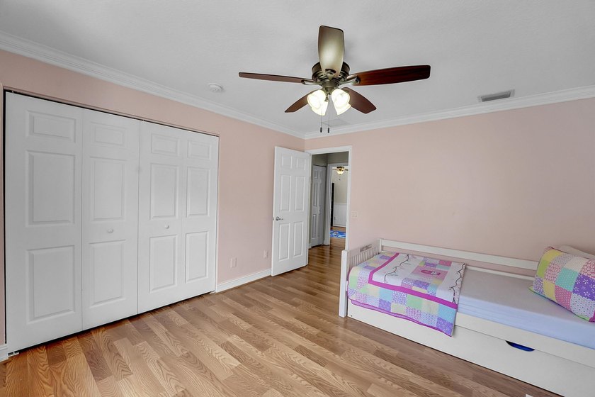 This beautifully maintained 4-bedroom, 2.5-bathroom home - photo 20