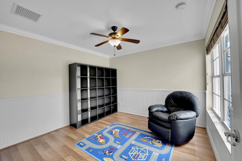 This beautifully maintained 4-bedroom, 2.5-bathroom home - photo 21