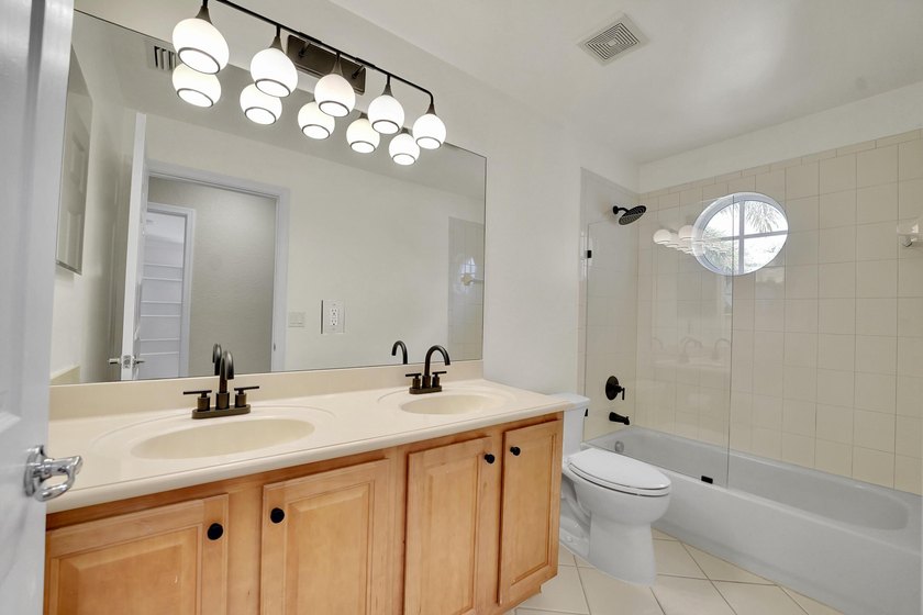 This beautifully maintained 4-bedroom, 2.5-bathroom home - photo 22