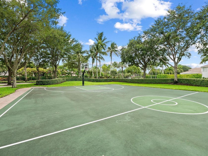 This beautifully maintained 4-bedroom, 2.5-bathroom home - photo 26