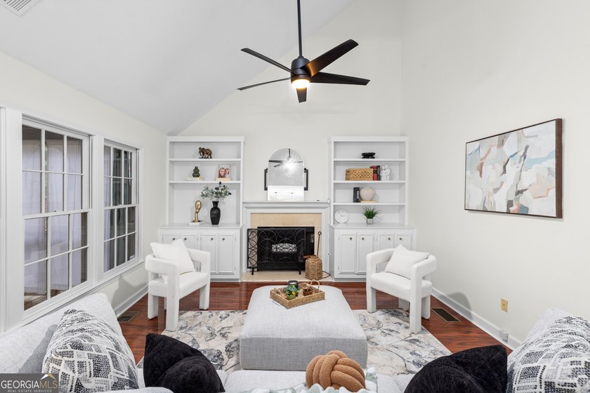 Beautiful brick-front 5-bedroom, 3.5-bath home located in East - photo 6
