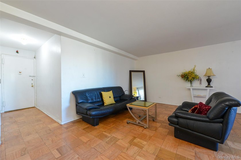 Spacious 2Bedroom, 1-Bathroom Co-op located in a luxurious - photo 6